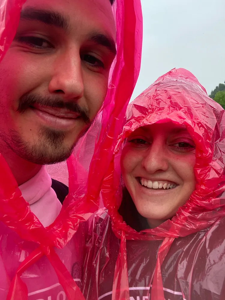 Oriane et Benoit sous la pluie, en ponchos rouges