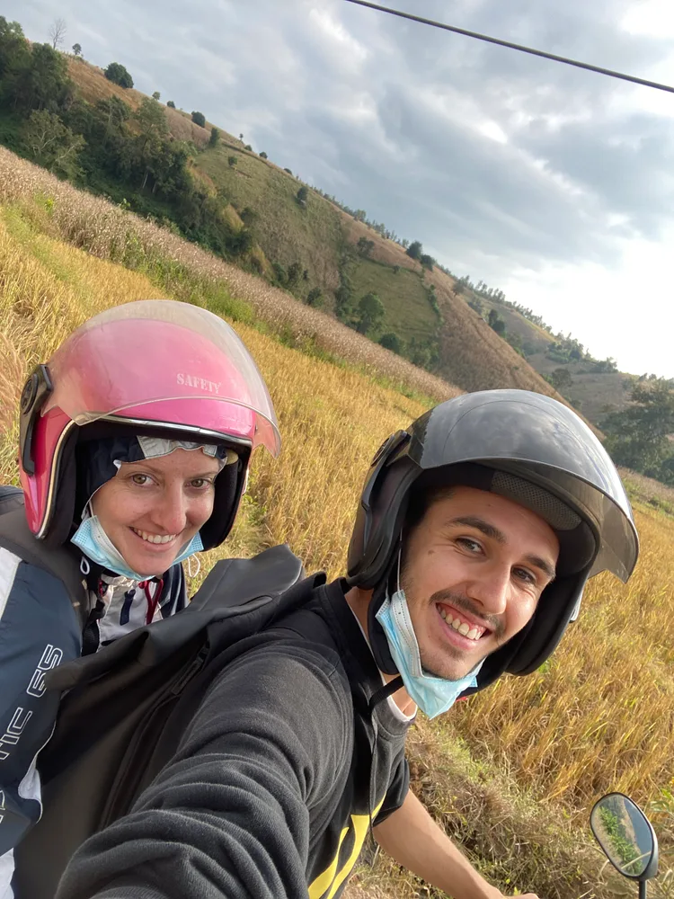 Oriane et Benoit avec leurs casques en plein air