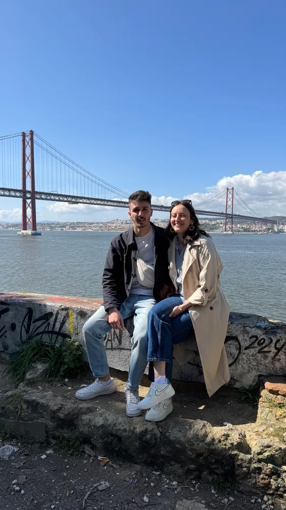 Oriane et Benoit au bord de l’eau, devant un pont